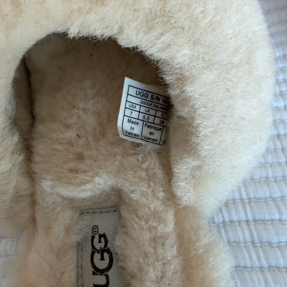 UGG Womens, size 7, Chestnut Pom Pom Shearling Slippers - Picture 3 of 3
